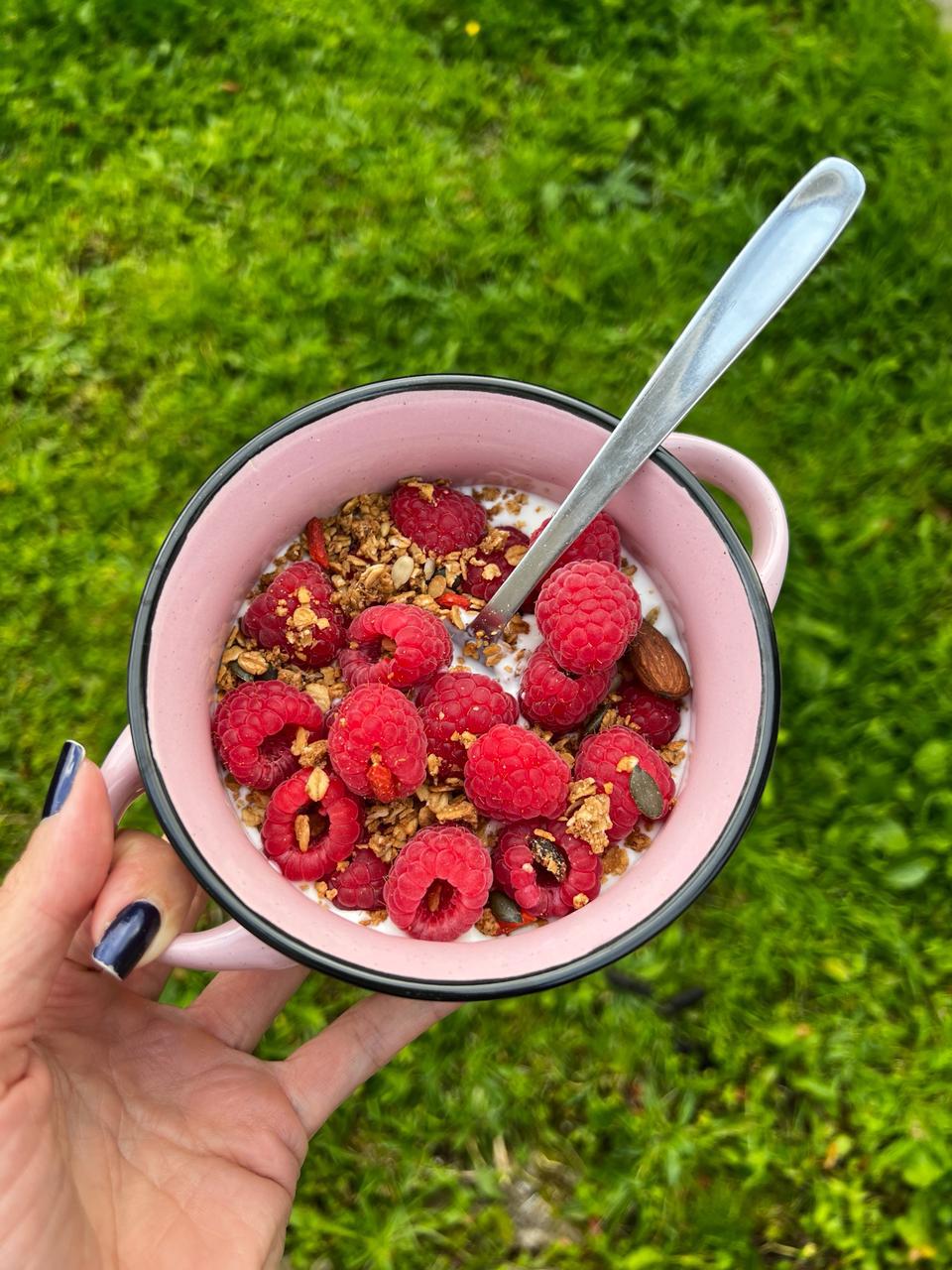 Iogurte com frutas vermelhas, granola e chia como exemplo de superalimento