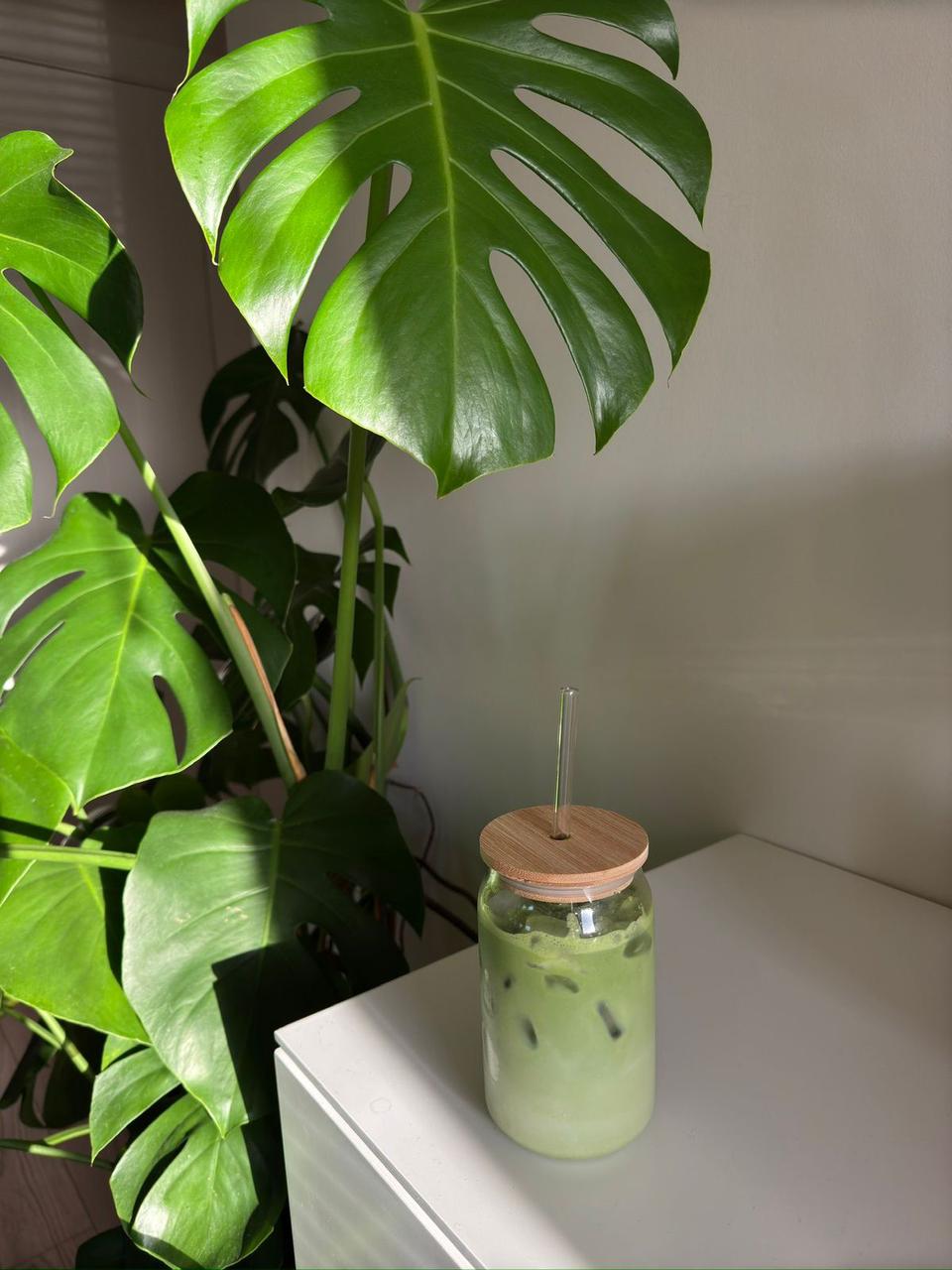 Bebida gelada com matchá, uma forma refrescante de consumir superalimentos