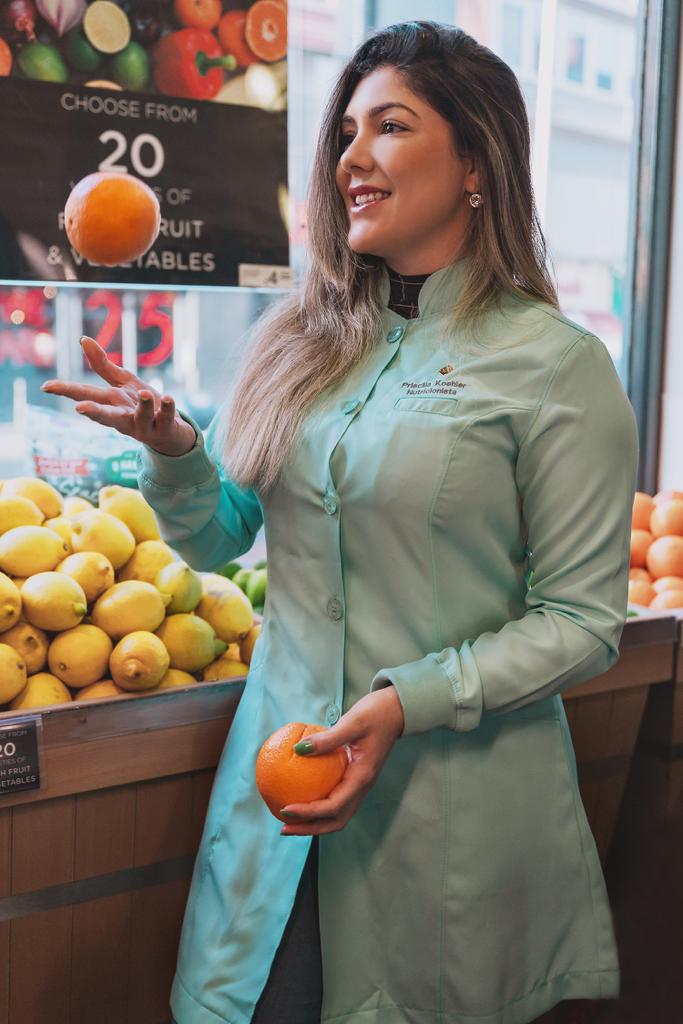 Foto da nutricionista no mercado