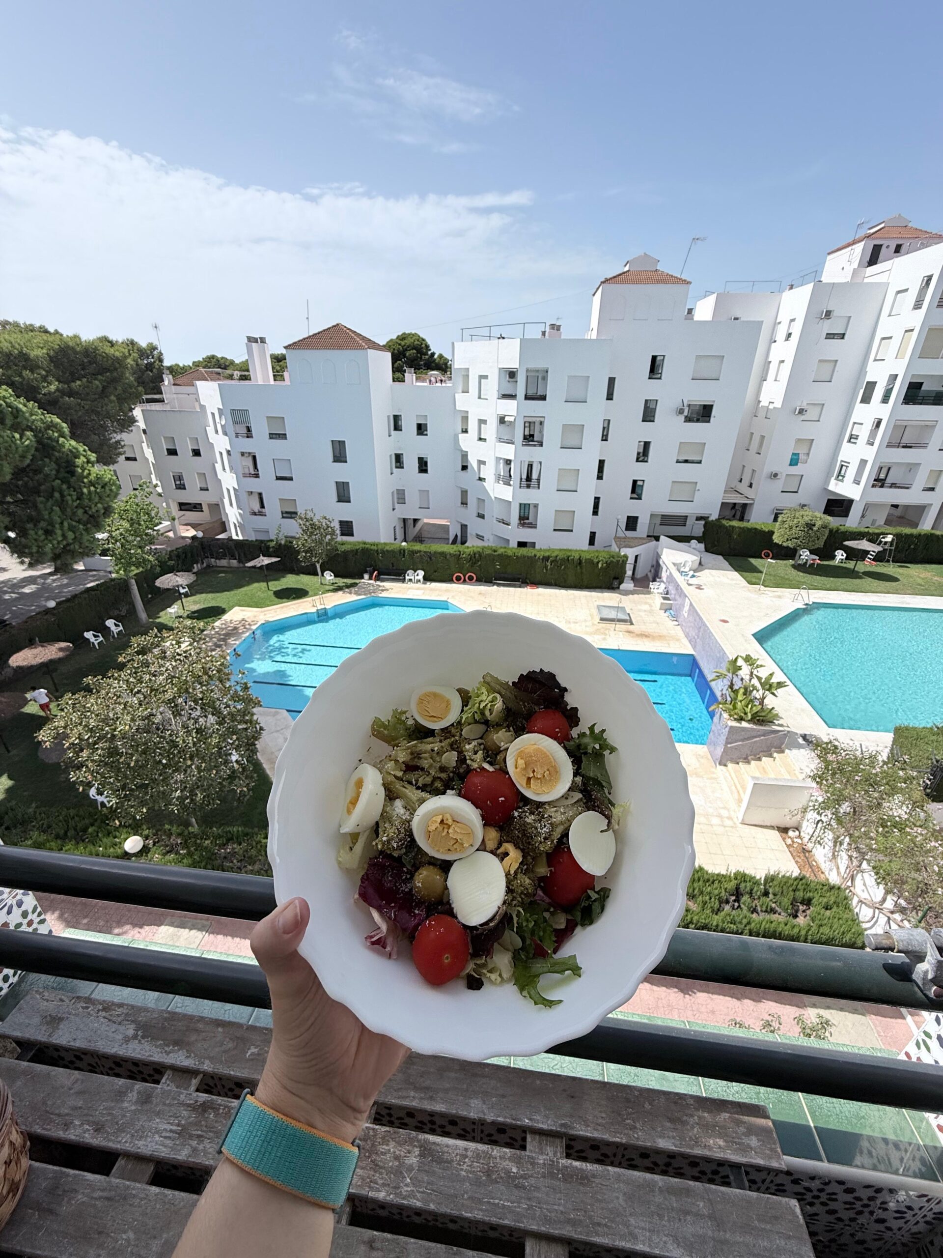 Salada de entrada com ovos, tomate e folhas verdes, exemplo de refeição equilibrada para emagrecimento saudável