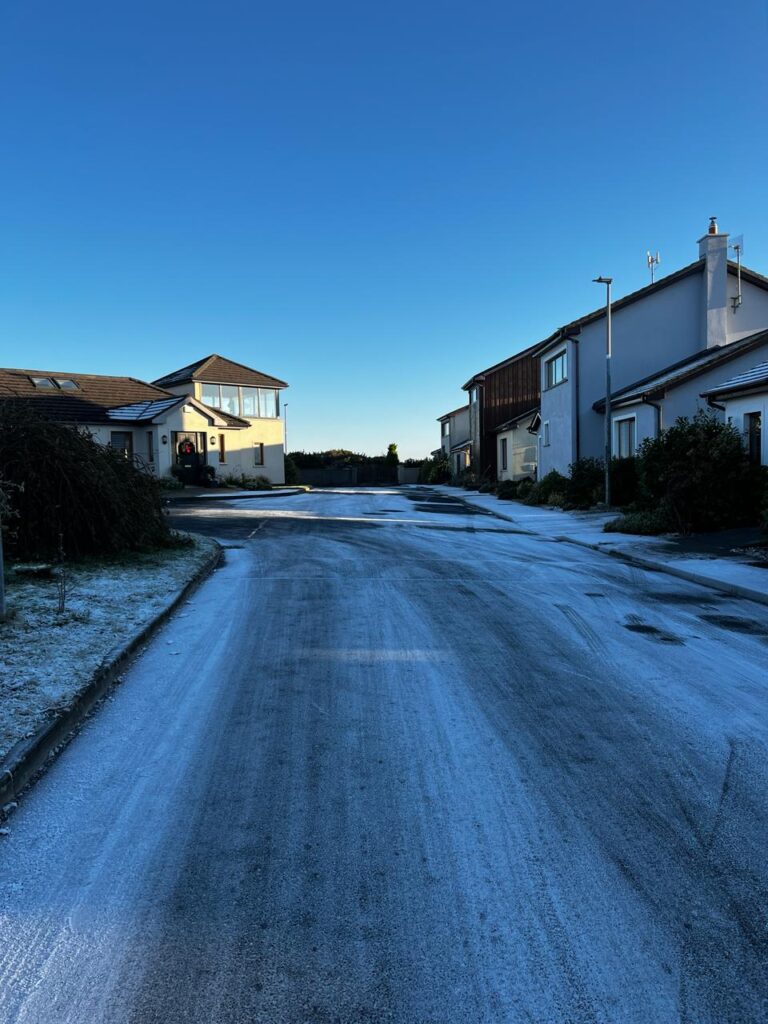 Rua com neve e céu azul durante o inverno na Europa, representando os desafios do clima para a imunidade
