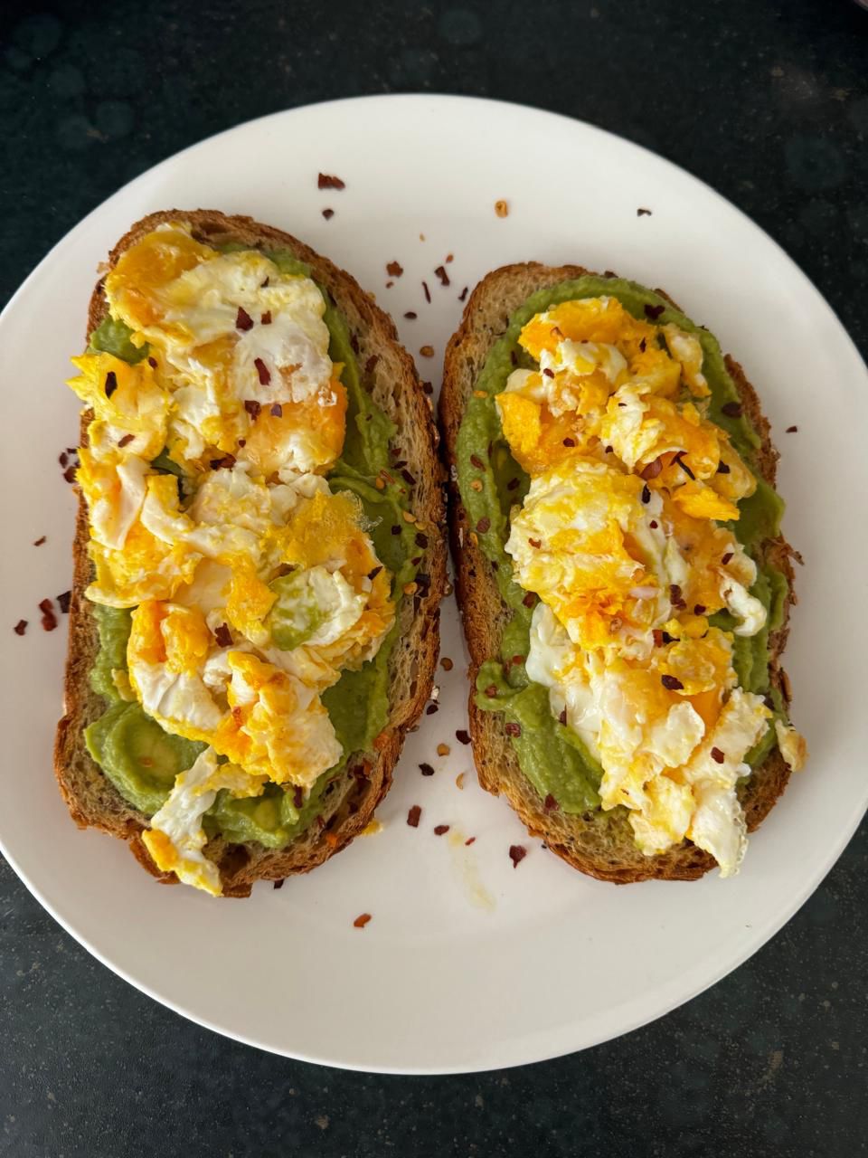 Torradas com ovo e abacate, exemplo de refeição saudável para fortalecer a imunidade