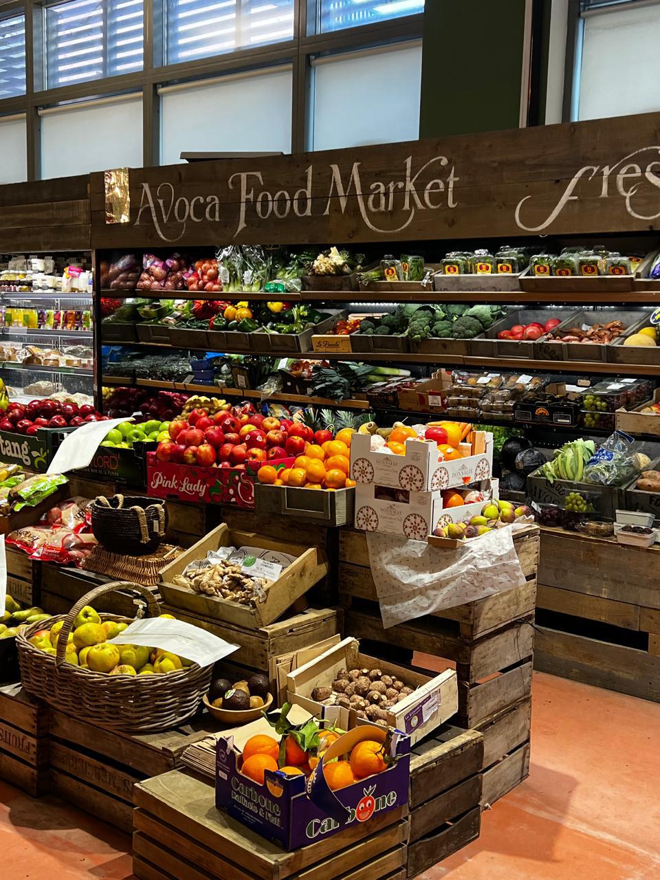 mercado europeu com frutas e vegetais usados em uma alimentação equilibrada