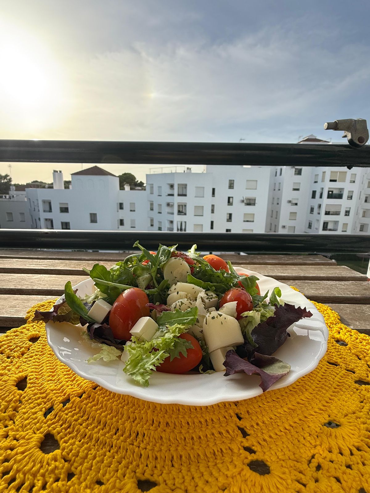 refeição equilibrada com vegetais e proteína para manter energia na rotina corrida